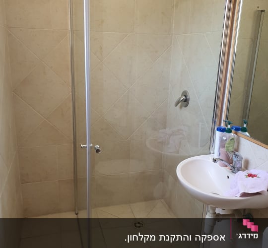 מקלחון עם דלת זכוכית, ראש מקלחת עגול
